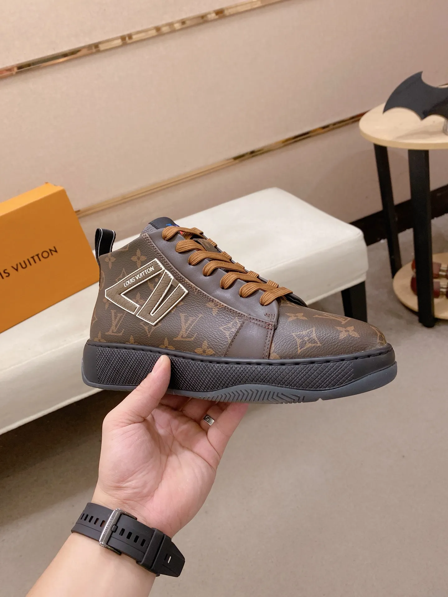 Factory price: 442💰🎉🎉LV~Louis Vuitton trendy men's shoes, new shipments, latest matching, same style as the official website, super high quality, hot selling in season [strong][strong][strong]Selected first-layer cowhide, comfortable sheepskin lining, original last, comfortable on the feet, wear-resistant rubber outsole, size: 38-44.